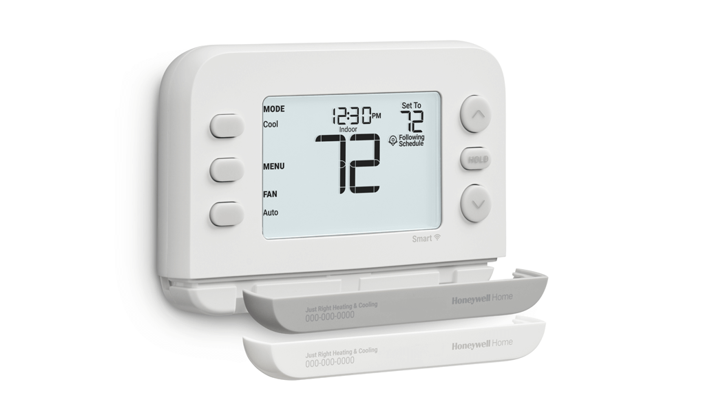 Resideo profesional Asistiendo a los usuarios a usar dispositivos inteligentes en la cocina