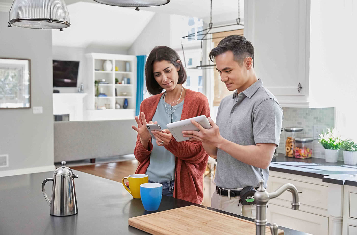 Resideo profesional Asistiendo a los usuarios a usar dispositivos inteligentes en la cocina